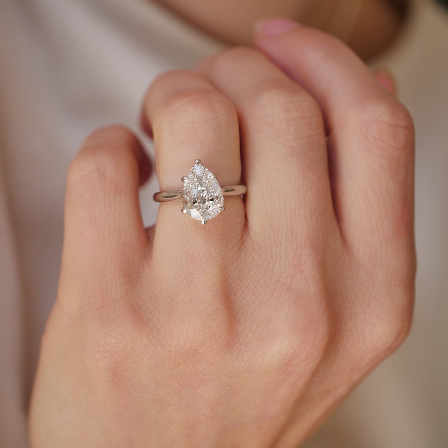 A striking lab-grown antique pear-shaped diamond brings together vintage charm and modern brilliance in one unforgettable set.