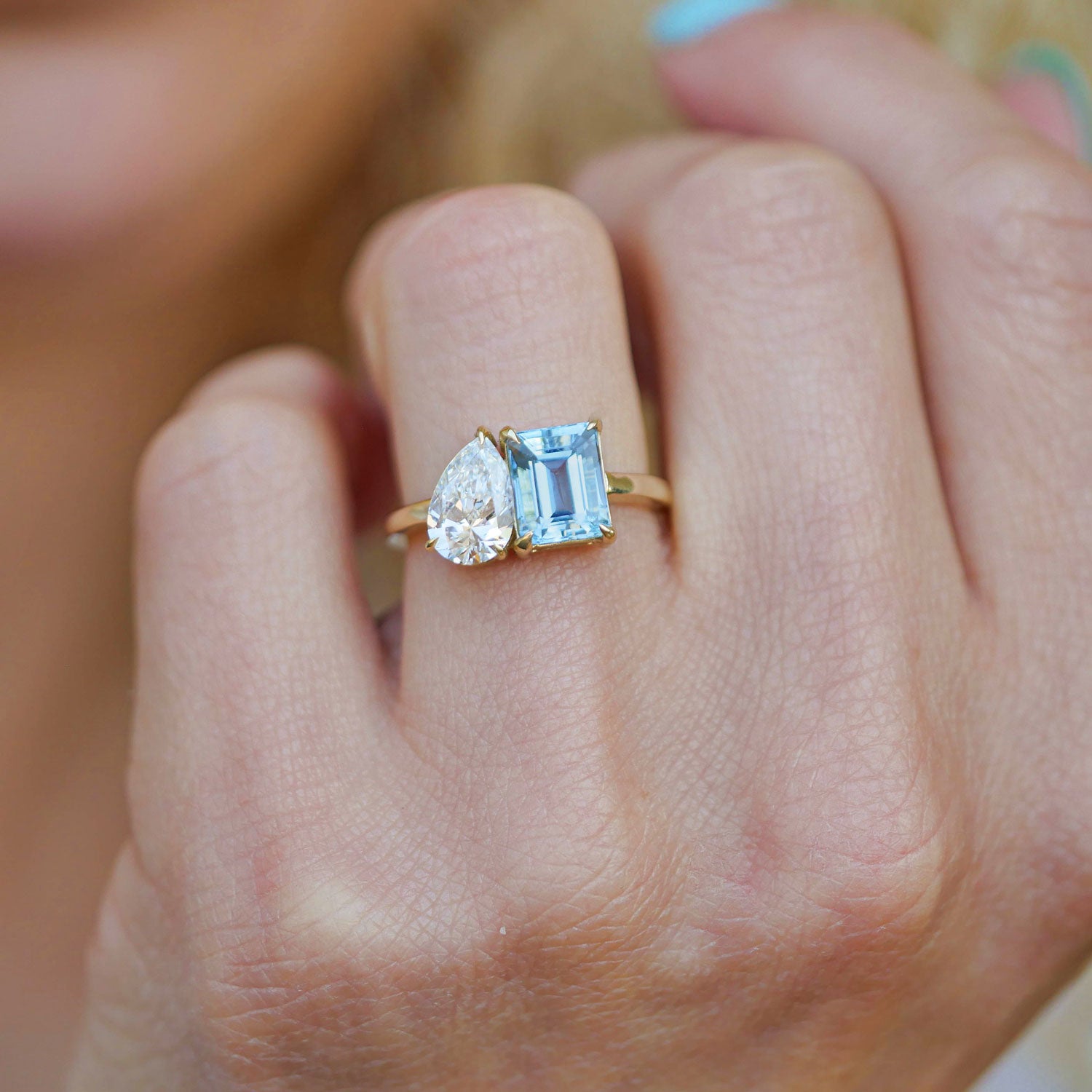 The Aquamarine & Pear Diamond Toi et Moi Ring boasts a timeless appeal, making it an exceptional choice for engagement or special occasions.